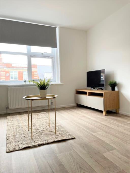 Central, Bright & Spacious Apartment - Parking Included Bornemouth Extérieur photo
