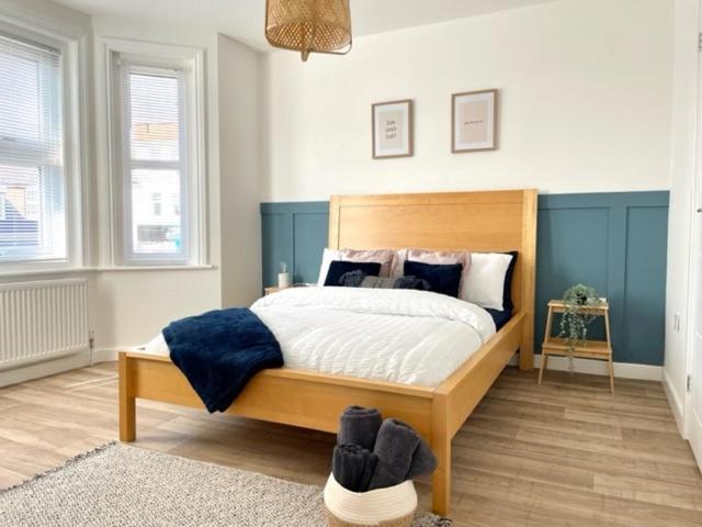 Central, Bright & Spacious Apartment - Parking Included Bornemouth Extérieur photo